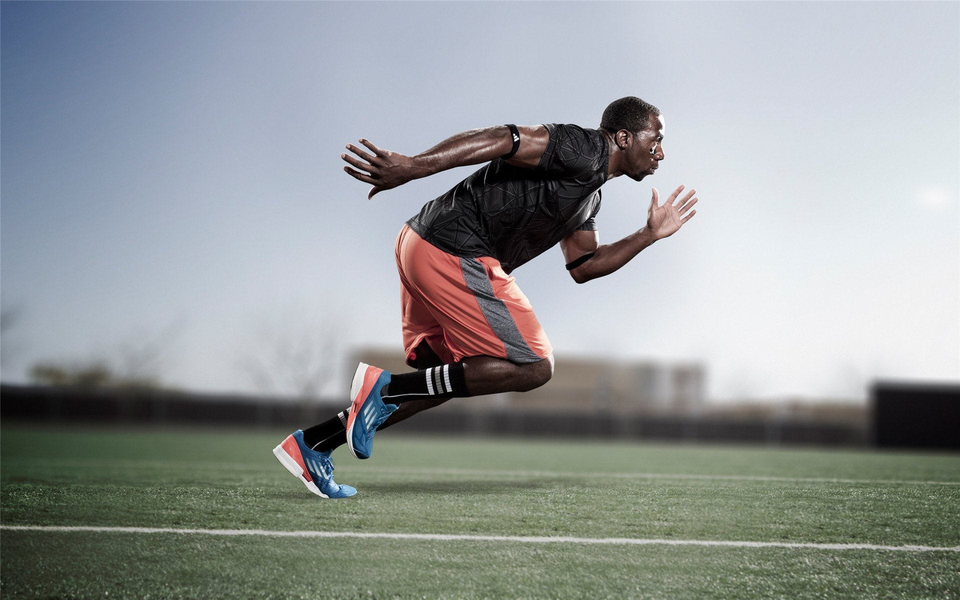 欧冠决赛:上半场巴黎控球七成 本菲卡两次反击射门全部打在门框